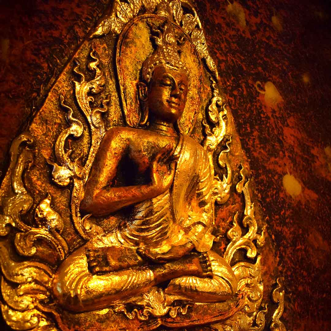 Goldene Buddha-Statue Wandbild im Eingangsbereich von Thiwa Thai Massage Basel.