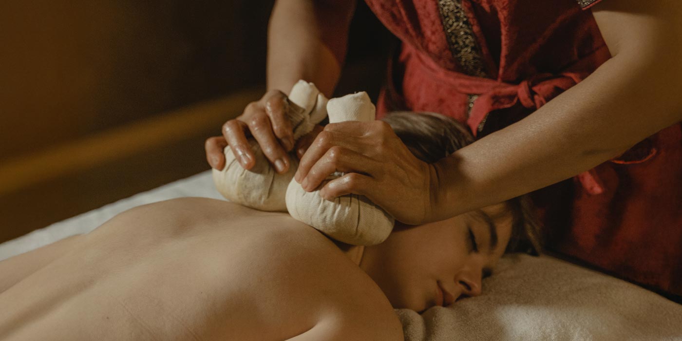 Kräuterstempel Massage bei Thiwa Thai Massage in Basel