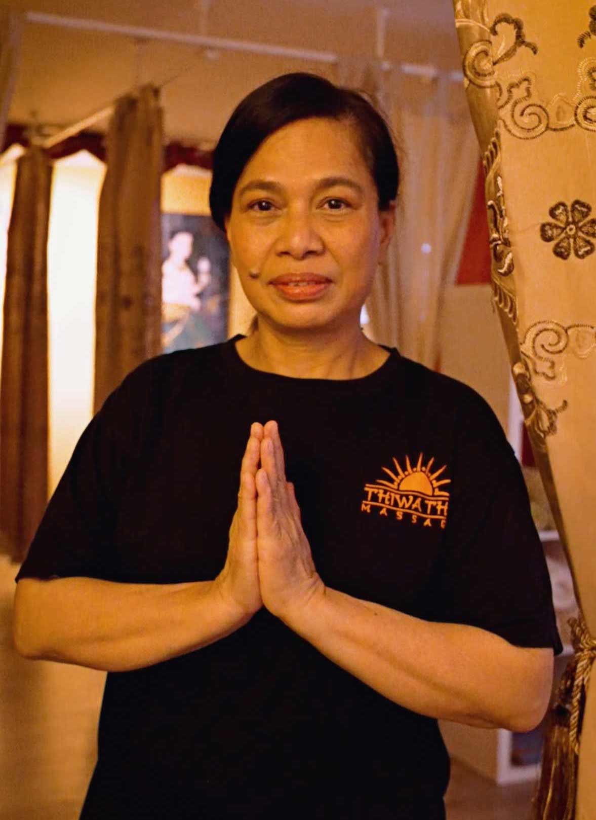 Suri von der Thiwa Thai Massage Basel empfängt ihre Kunden zu einer traditionellen Massage.