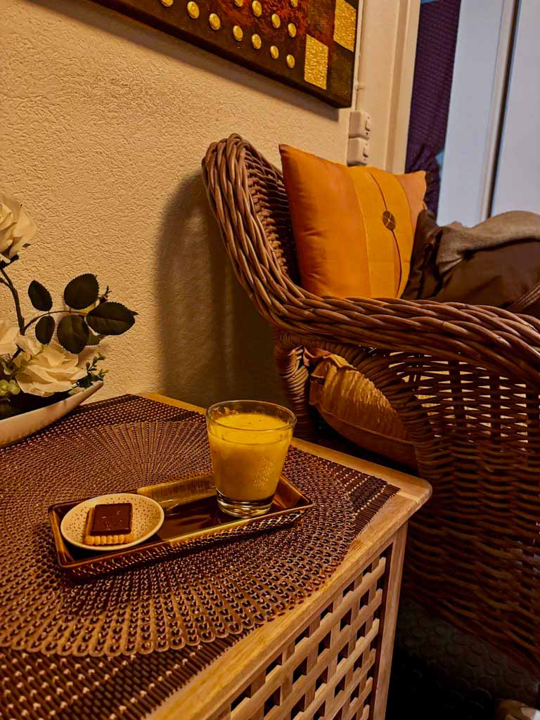 Frischer Tee und Früchte nach einer wohltuenden Thai Massage in Basel