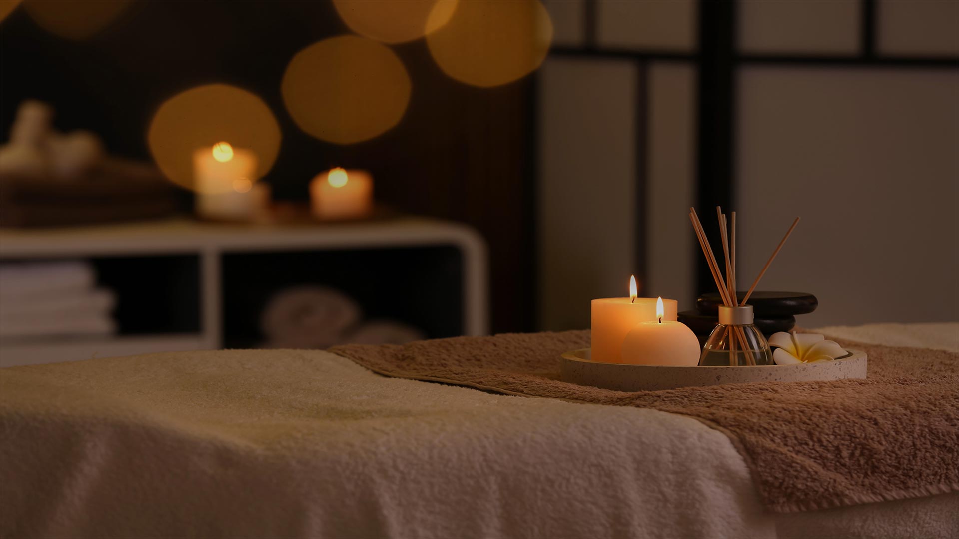 Massagebett mit Kerzen und Aromaöl bei Thai Massage Basel
