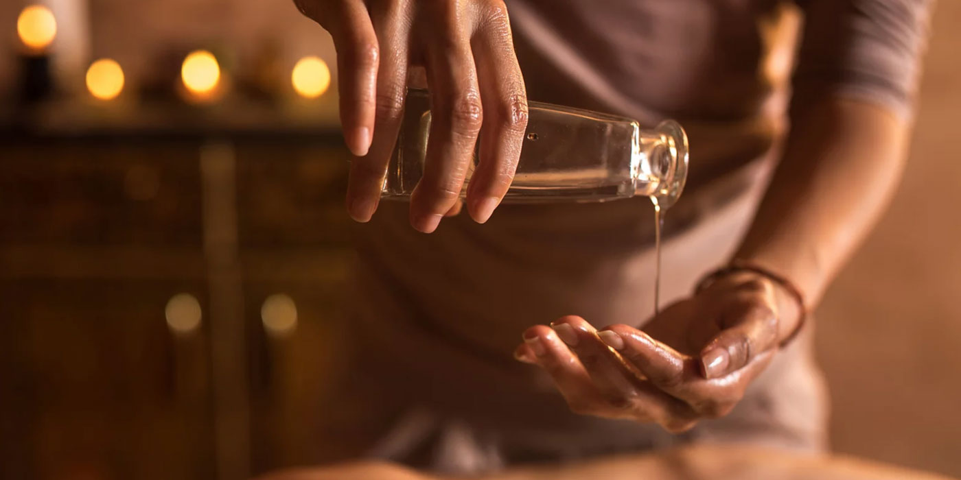 Massage mit warmem Öl bei Thiwa Thai Massage in Basel